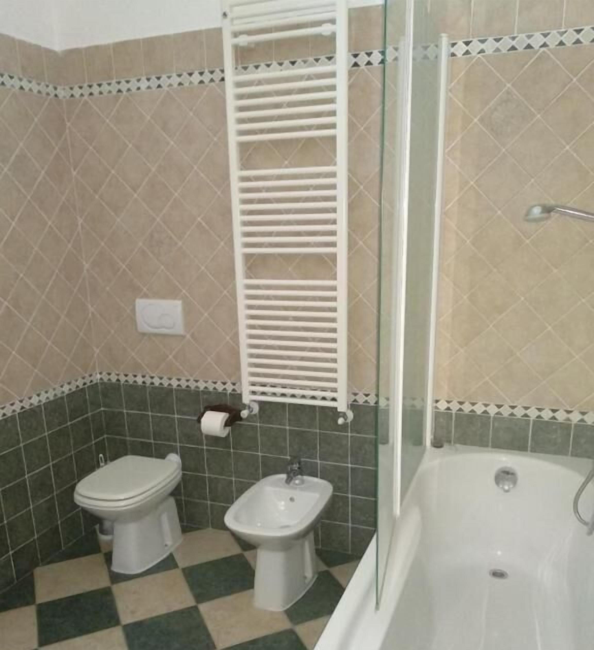Articles de toilette gratuits, bidet, serviettes fournies