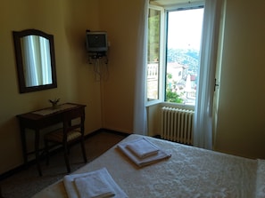 Quarto casal, banheiro compartilhado (Ginestra) | Berços (sobretaxa), Wi-Fi de cortesia, roupa de cama