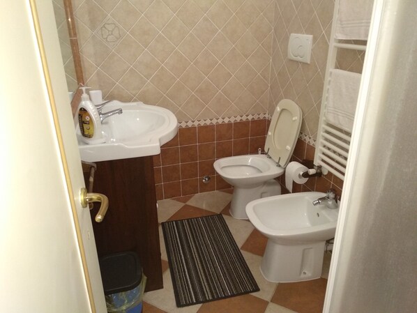 A bathroom with a sink, toilet, bidet, and a trash bin. - Agriresidence A Ca Du Cappellan (Imperia)