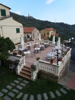 Desayuno con opciones de la cocina local incluido todos los días 