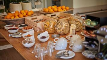 Petit déjeuner buffet servi tous les jours en supplément