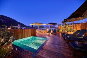 室外游泳池，提供日光浴躺椅