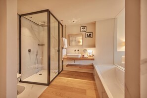 Habitación Deluxe doble | Baño | Secador de pelo, albornoces, zapatillas y toallas