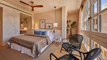 Minibar, coffres-forts dans les chambres, bureau