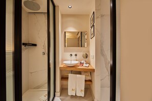 Double with Jacuzzi | Kylpyhuone | Hiustenkuivaaja, kylpytakit, tohvelit, pyyhkeet