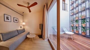 Minibar, coffres-forts dans les chambres, bureau