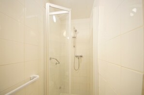 Appartement, 1 chambre | Salle de bain | Douche, sèche-cheveux, bidet, serviettes fournies