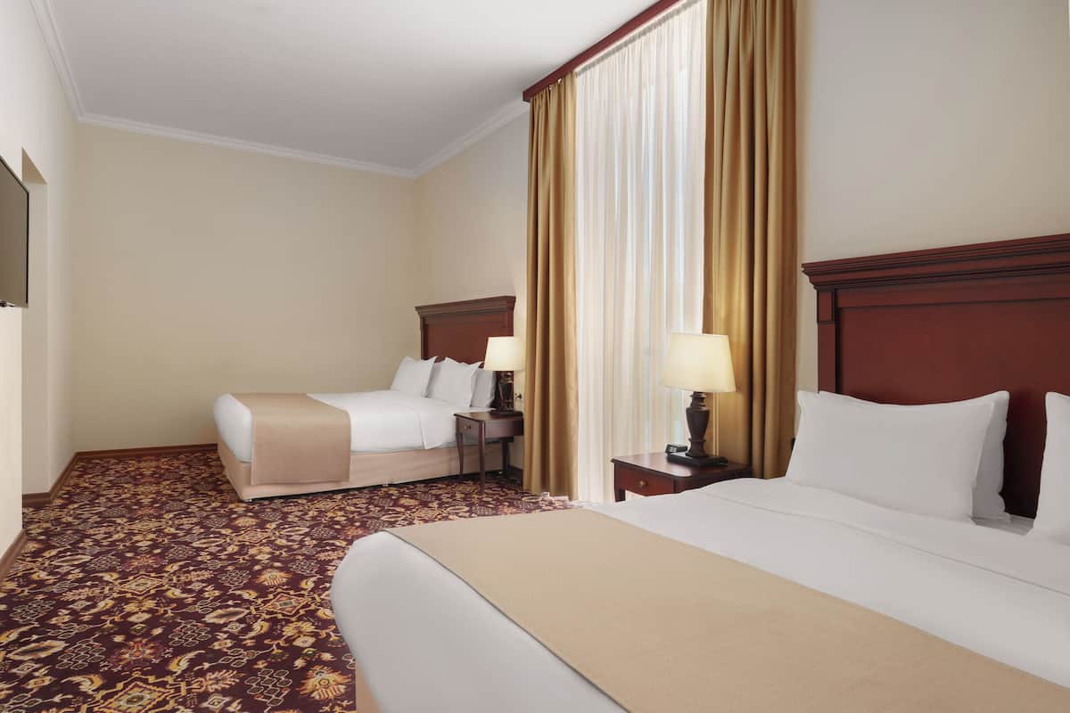 Grand Suite | Peti besi dalam bilik, meja, ruang kerja komputer riba 