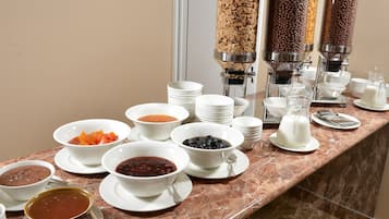 Desayuno buffet diario (AMD 7000 por persona)