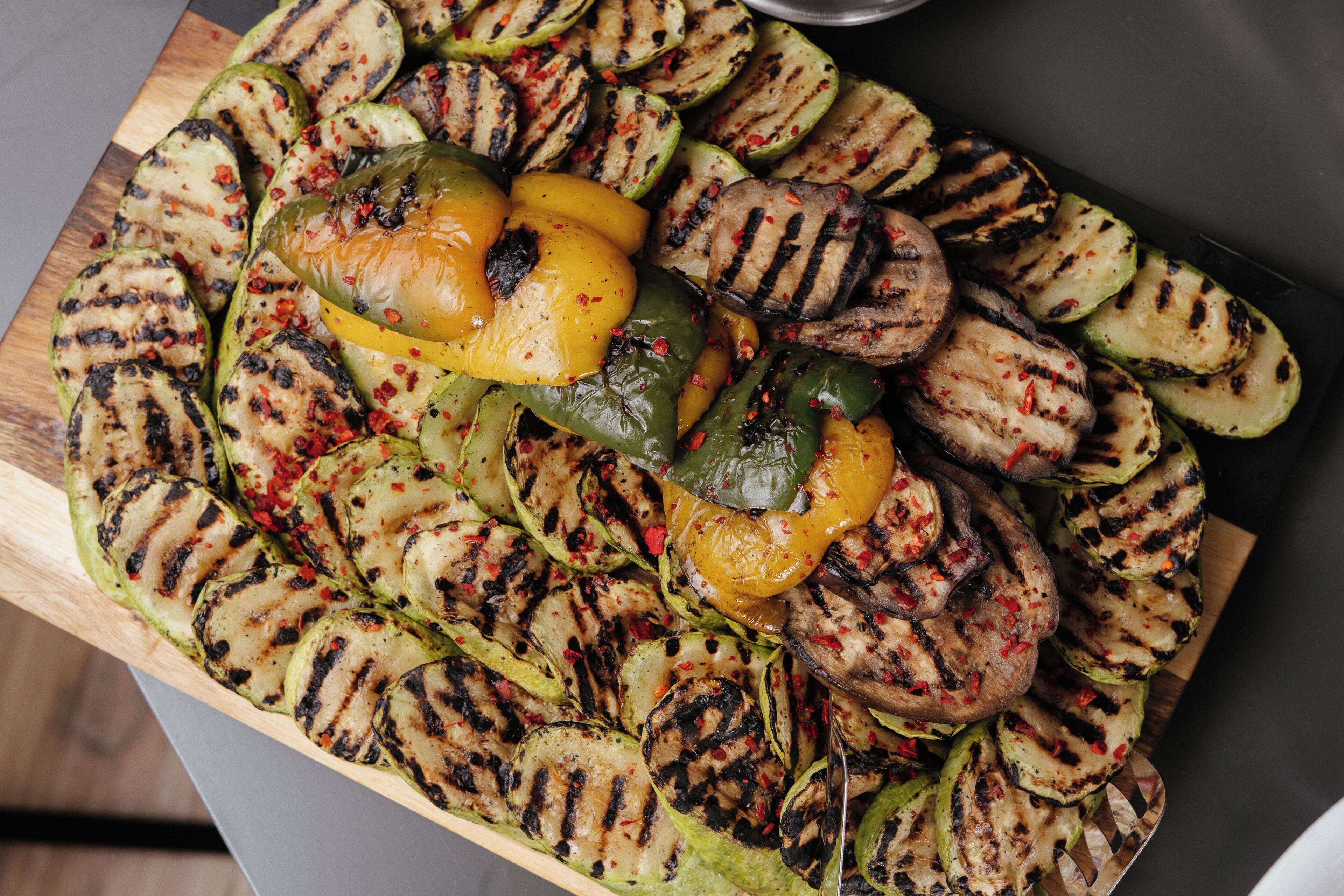 Een bord gegrilde groenten.