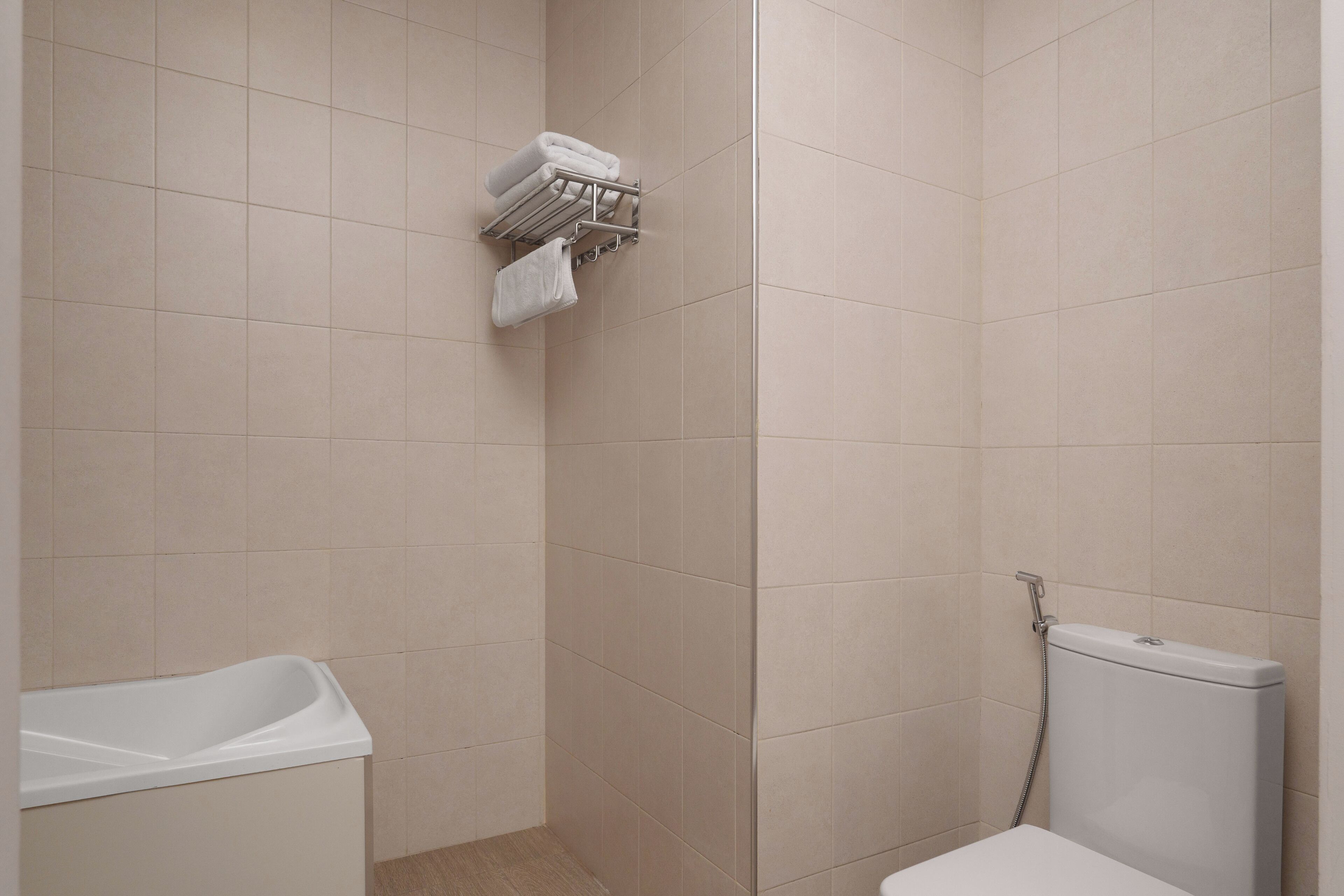 Une salle de bain avec une baignoire, des toilettes et un porte-serviettes.