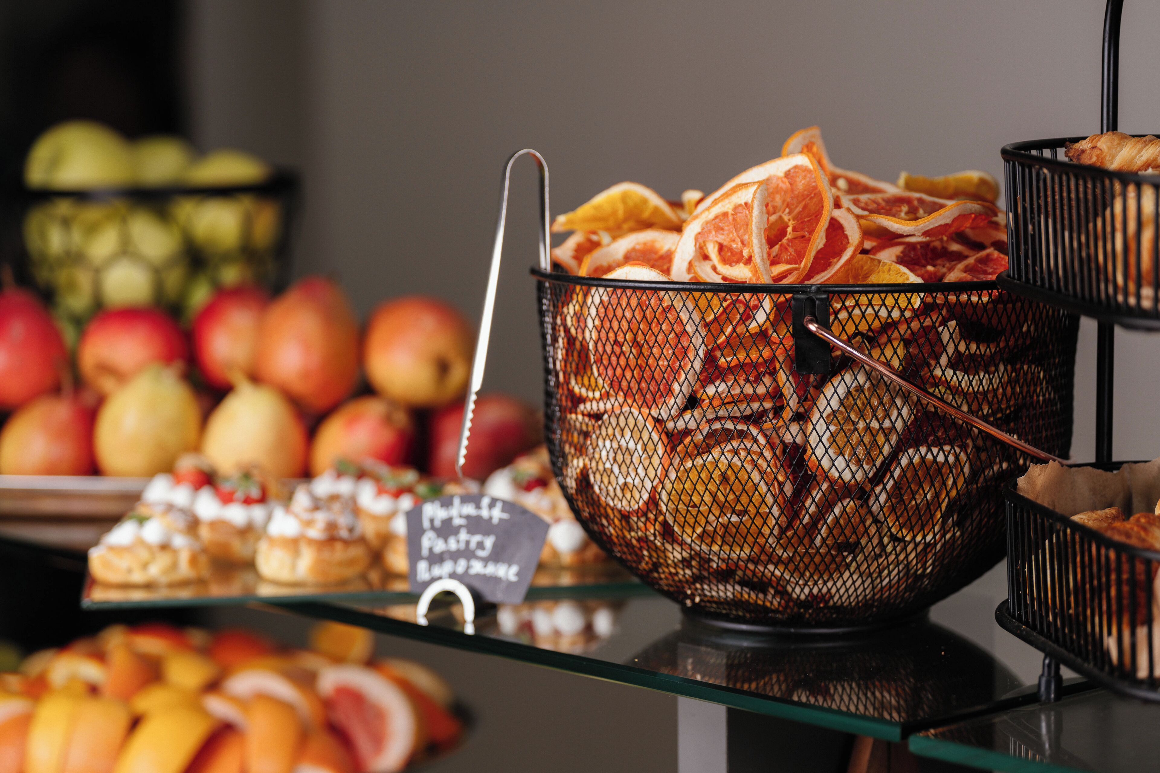Un buffet proposant une variété de fruits et de pâtisseries.