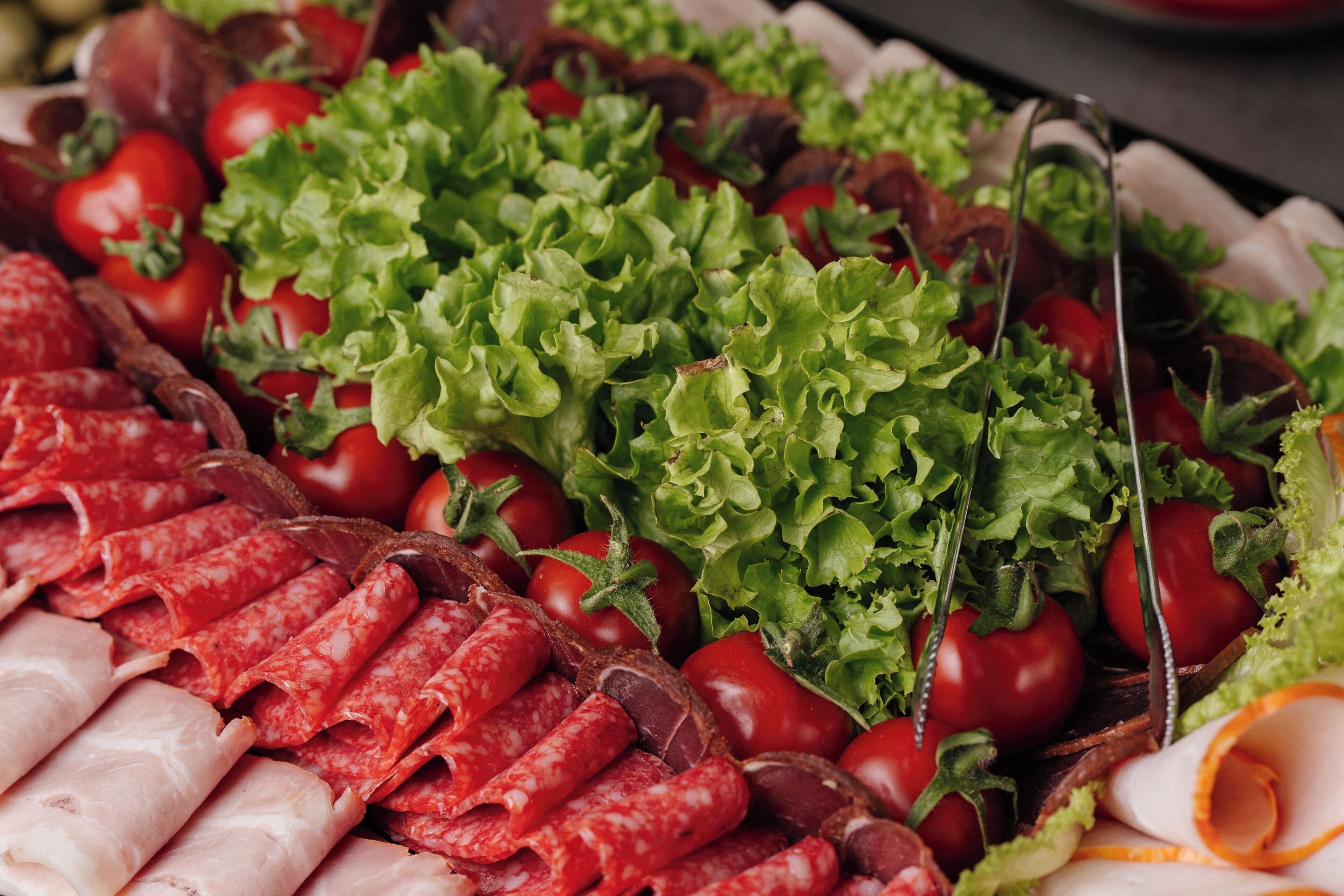 Un assortiment de charcuteries et de légumes frais.