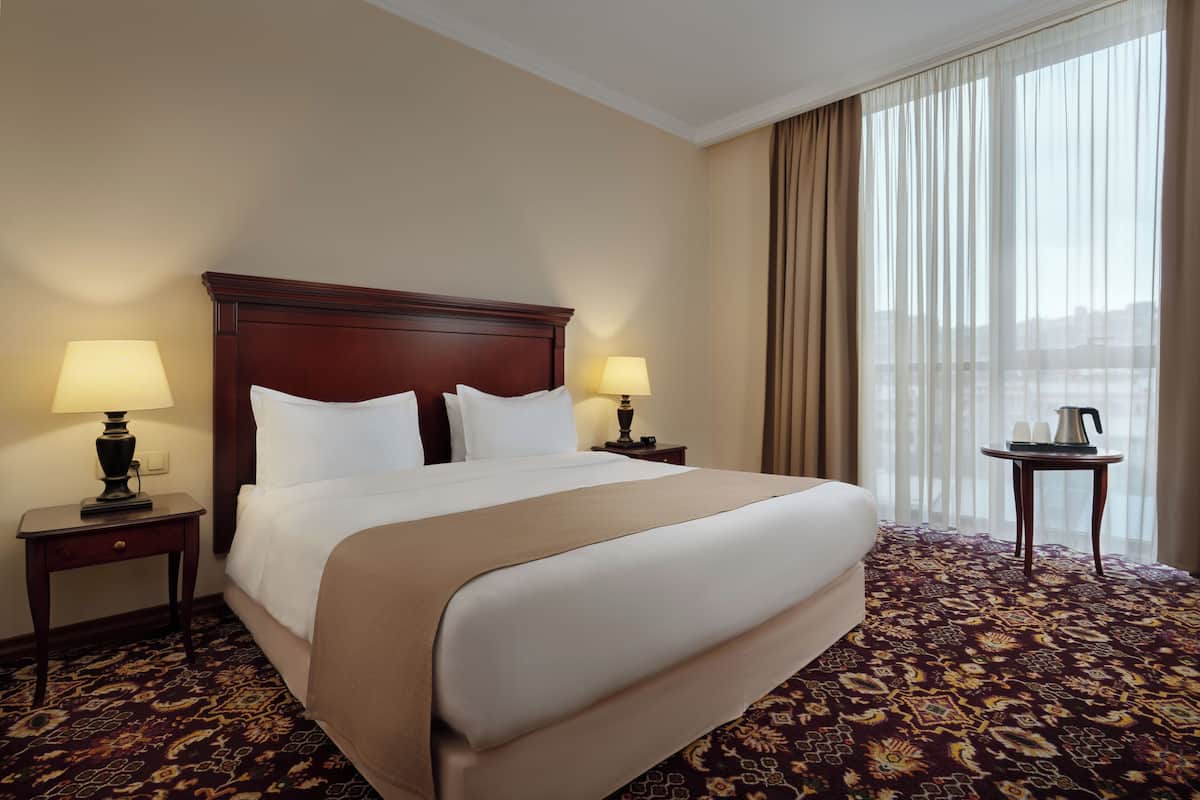Superior Double Room | Peti besi dalam bilik, meja, ruang kerja komputer riba 