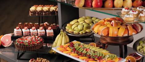 Un buffet proposant une variété de desserts et de fruits.