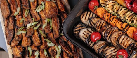 Una bandeja con verduras y carne a la parrilla.