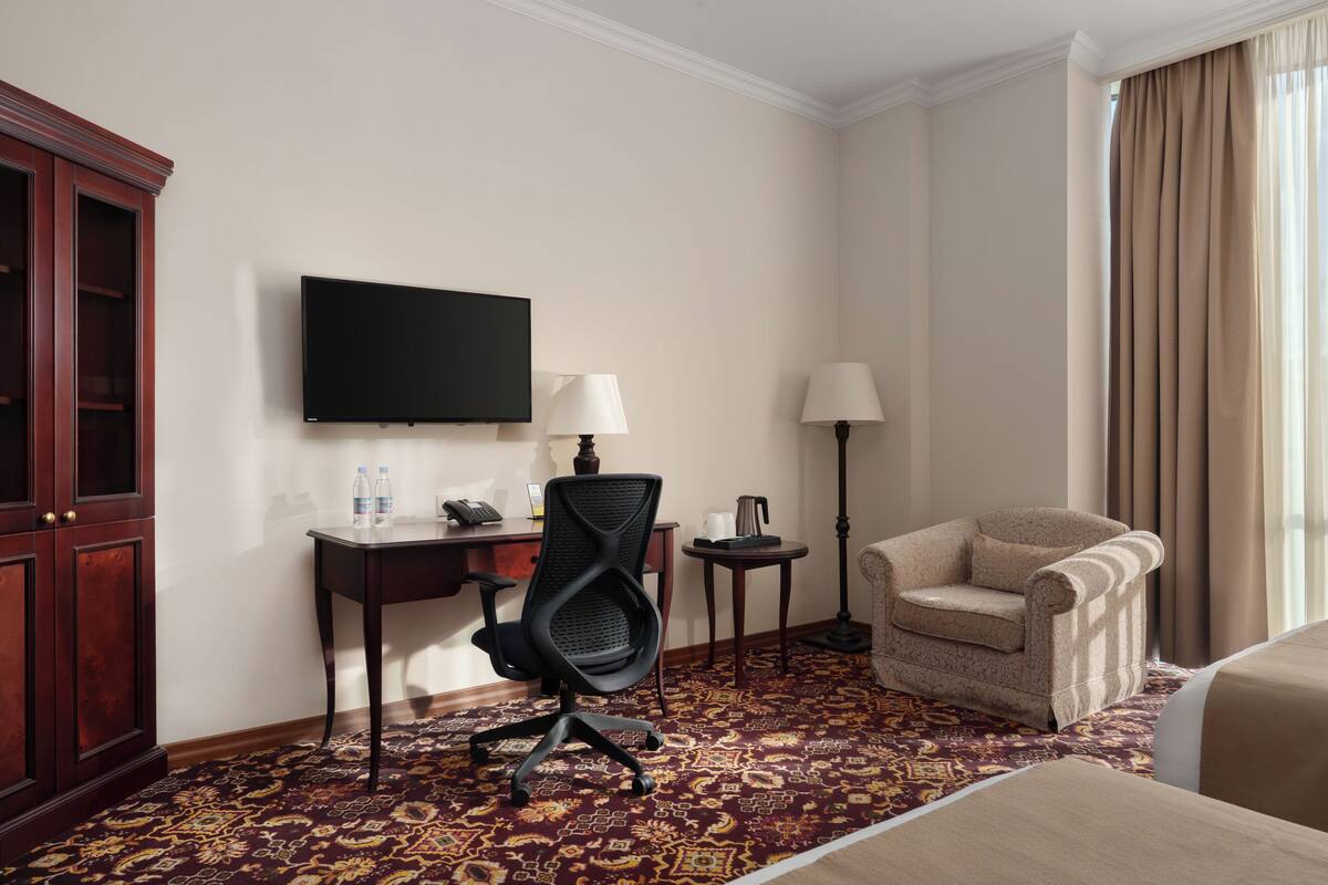 Superior Twin Room | Peti besi dalam bilik, meja, ruang kerja komputer riba 
