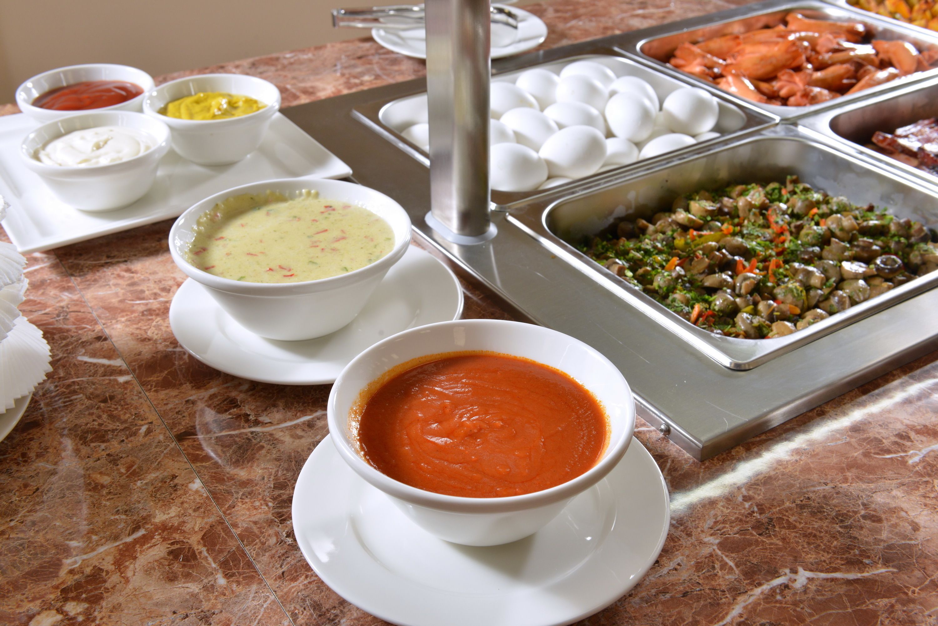 อาหารเช้าแบบบุฟเฟ่ต์ทุกวัน (AMD 7000 ต่อคน)