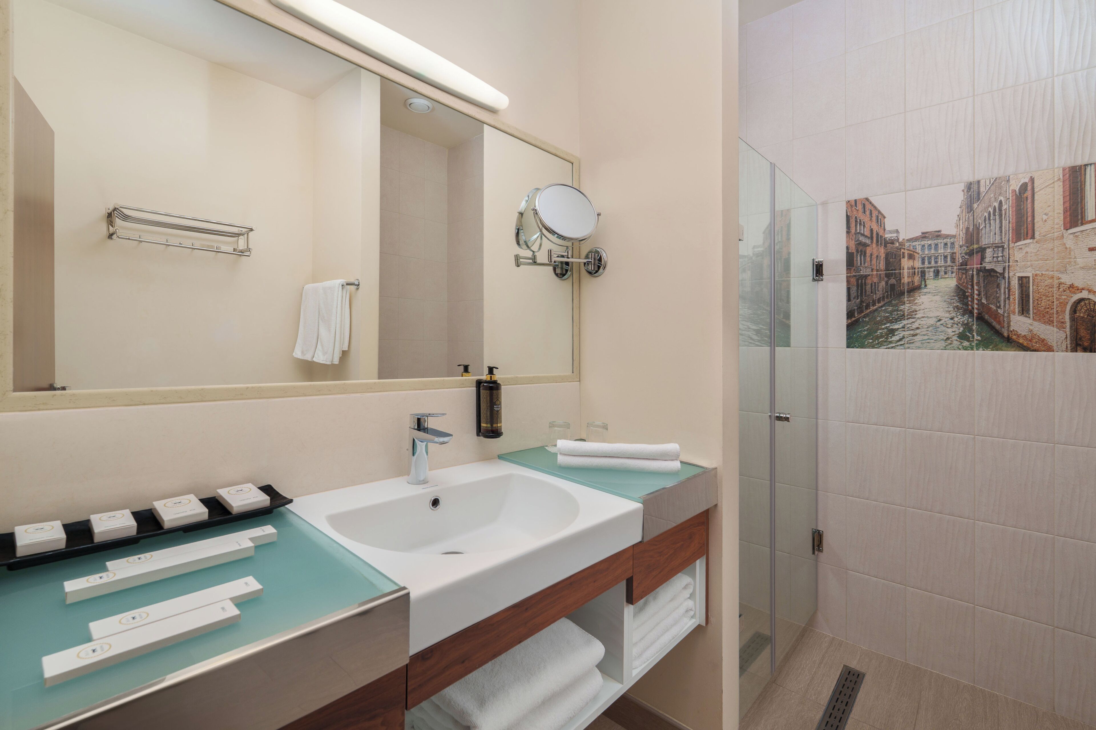 Suite | Badezimmer | Dusche, kostenlose Toilettenartikel, Haartrockner, Bademäntel