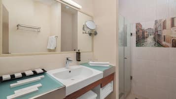 Suite | Badezimmer | Dusche, kostenlose Toilettenartikel, Haartrockner, Bademäntel