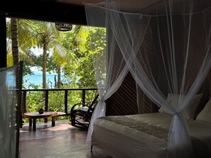 Safe på rommet, blendingsgardiner og sengetøy