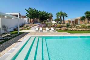 Outdoor pool, sun loungers - Pietra Del Sole (Misiliscemi)