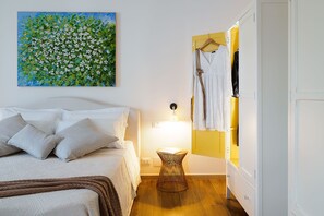 5 bedrooms, iron/ironing board, free WiFi, bed sheets