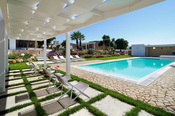 Outdoor pool, pool loungers - Pietra Del Sole (Misiliscemi)