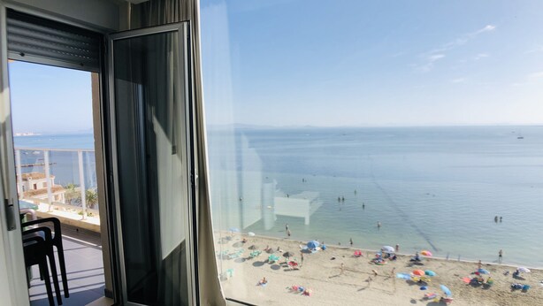 A balcony with a view of a beach. - La Manga Beach Club - F (San Javier)