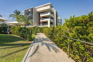 Property grounds - Cap Jardin 2 bedroom apartment VRBO (Antibes)