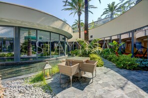 Outdoor dining - Cap Jardin 2 bedroom apartment VRBO (Antibes)