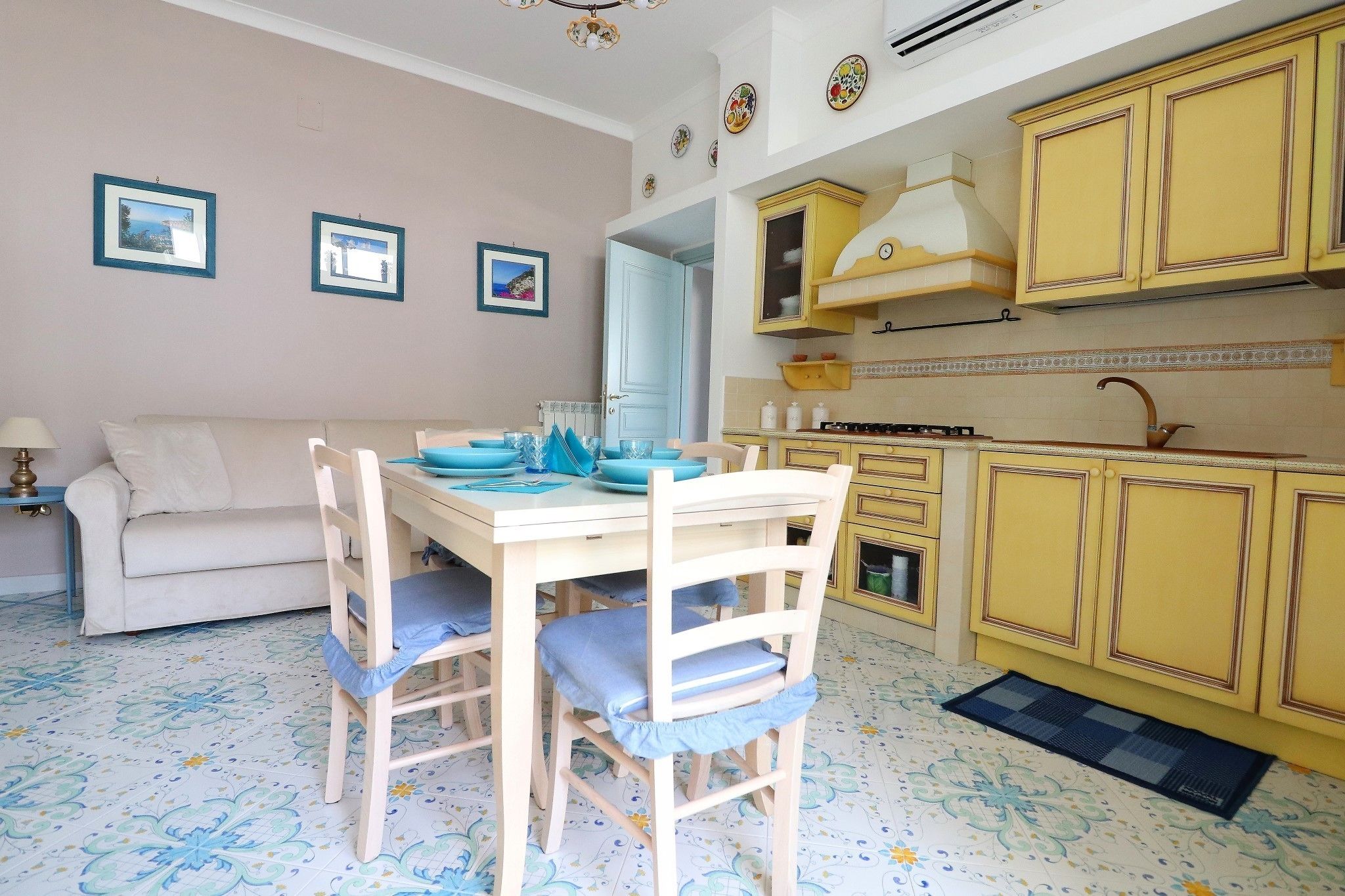 Casa, 1 habitación, cocina, vista al mar | Cocina privada | Cafetera y tetera, refrigerador con congelador y microondas 