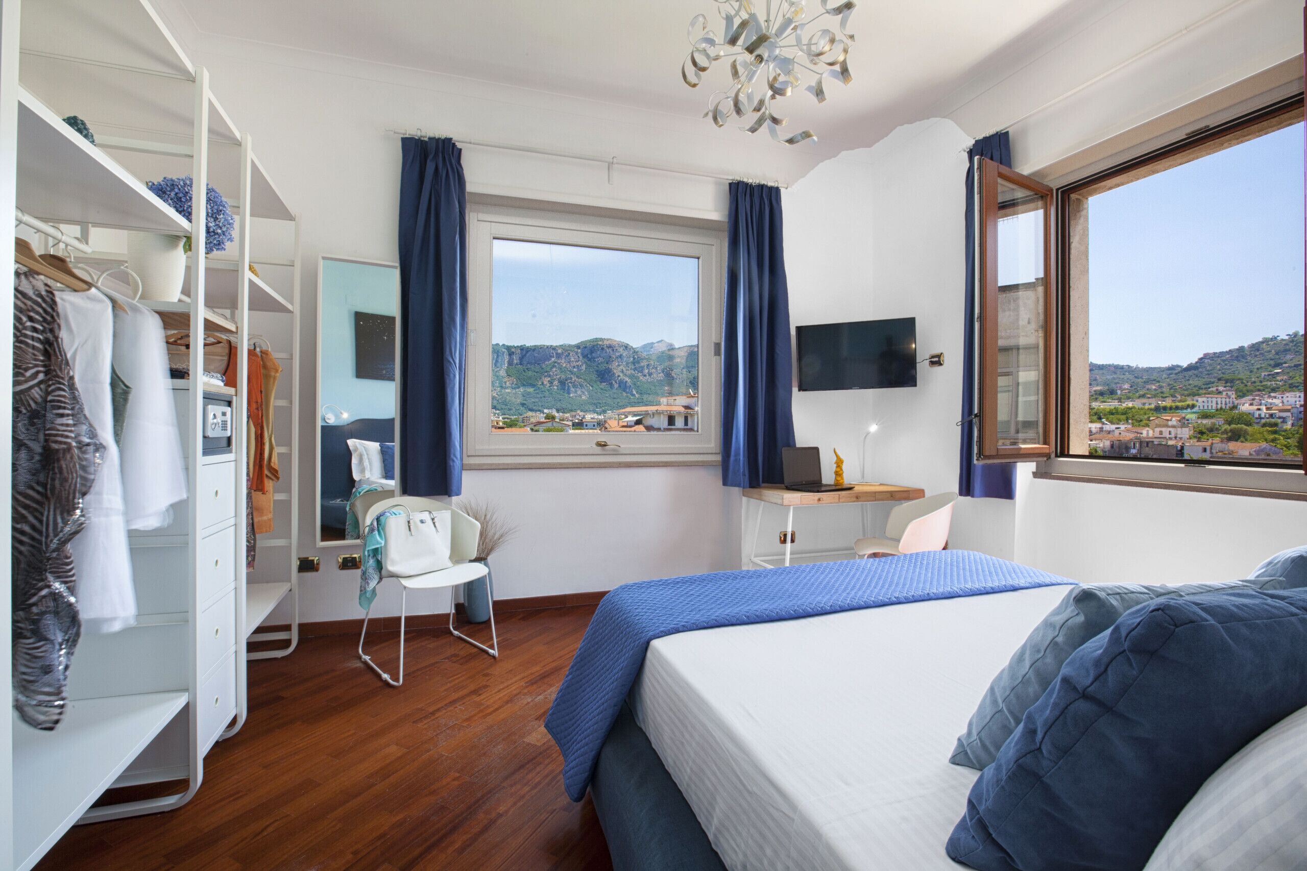 1 dormitorio, tabla de planchar con plancha, cunas (de pago)