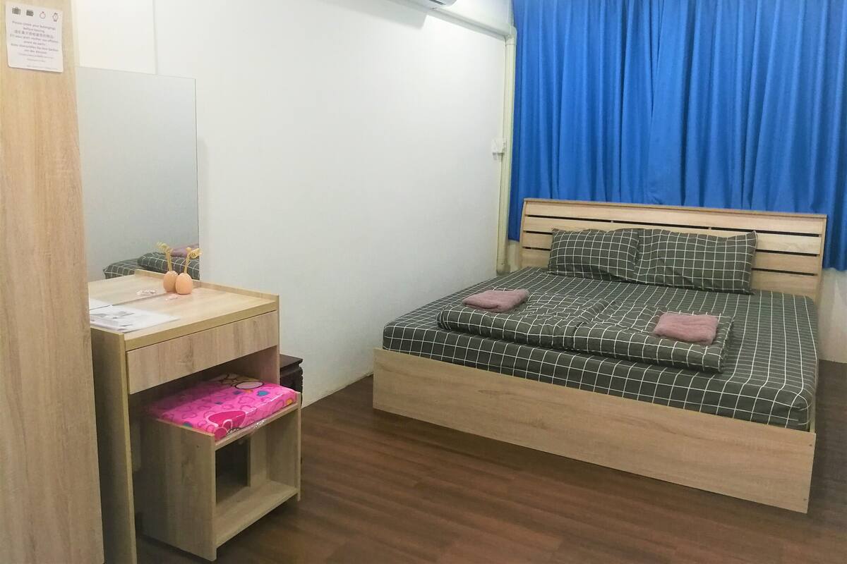 Chambre Standard, 1 grand lit | Rideaux d’obscurcissement, fer et planche à repasser