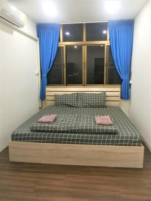 Standard Queen Room | Blackout curtains, iron/ironing board, free WiFi - Happy Home Hostel Suvarnabhumi (Bang Phli)