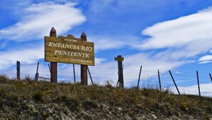 Unclassified image, 4 of 15, button - Hostería Estancia Río Penitente (Laguna Blanca)