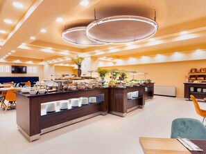 Desayuno buffet diario (EUR 15 por persona)