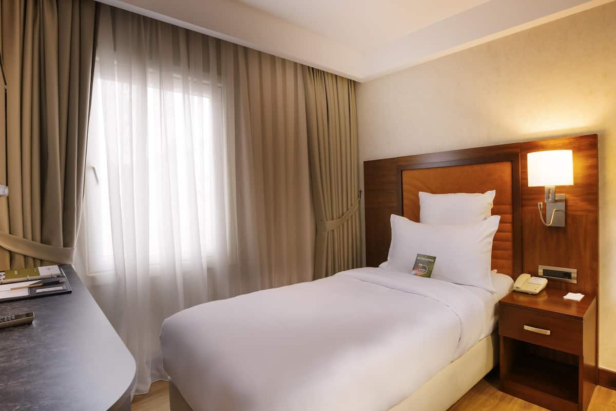 Quarto clássico, 1 cama de solteiro | 1 quarto, frigobar, cofres nos quartos, escrivaninha
