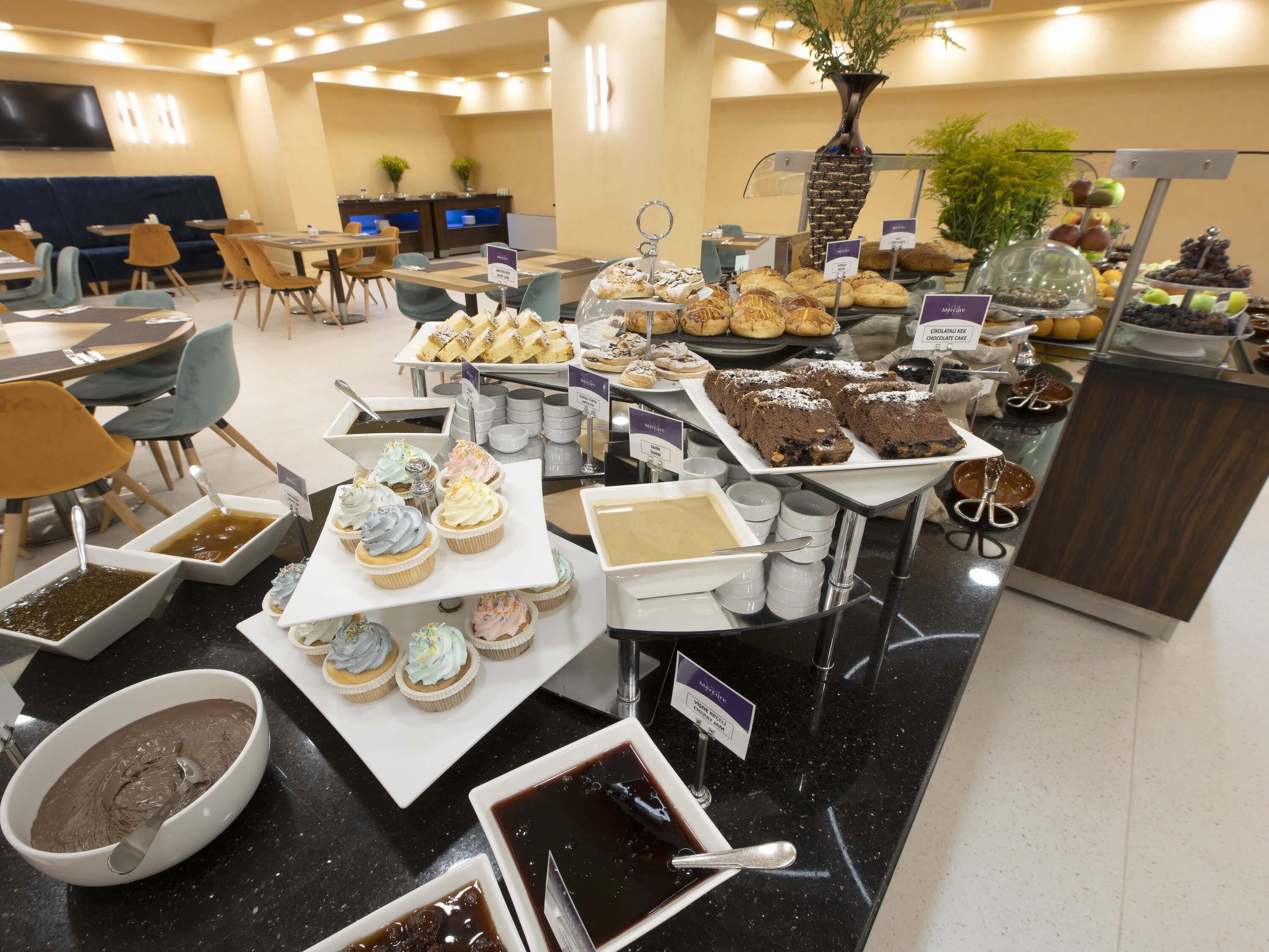 Un espace buffet proposant une variété de desserts et de boissons.