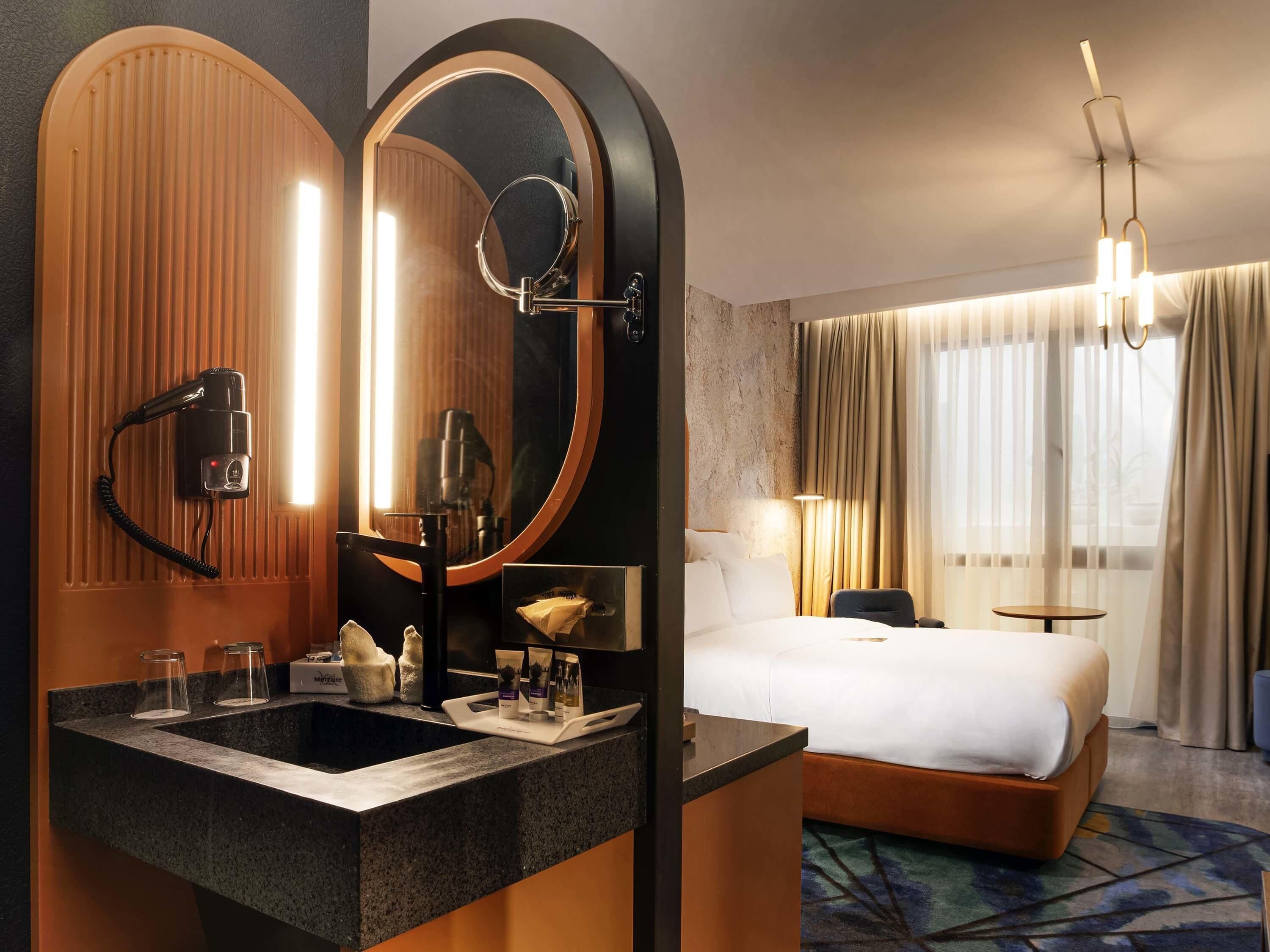 Minibar, caja de seguridad en la habitación y escritorio 