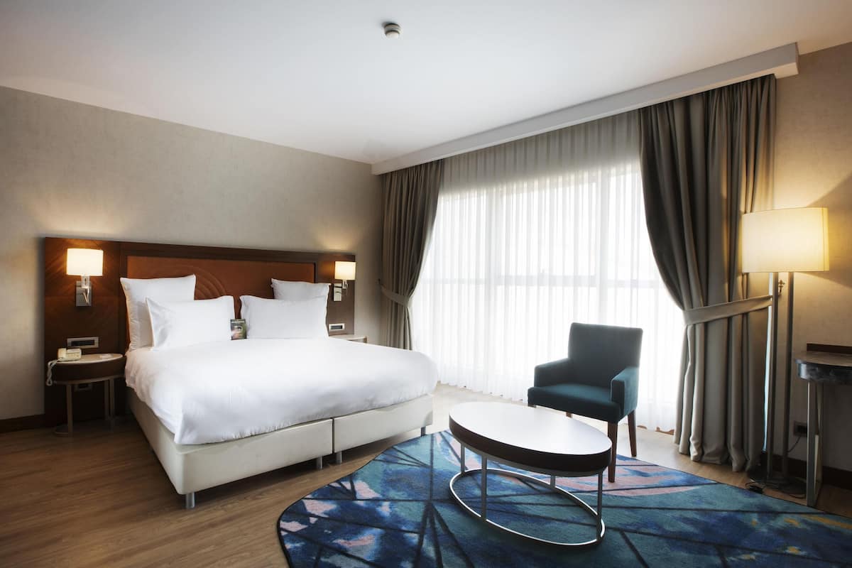 Familie suite, meerdere bedden | Een kluis op de kamer, een bureau, een laptopwerkplek