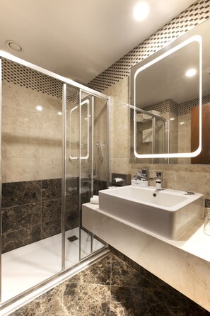 Shower, rainfall showerhead, eco-friendly toiletries, hair dryer - Mercure Istanbul Bakirkoy (Istanbul)