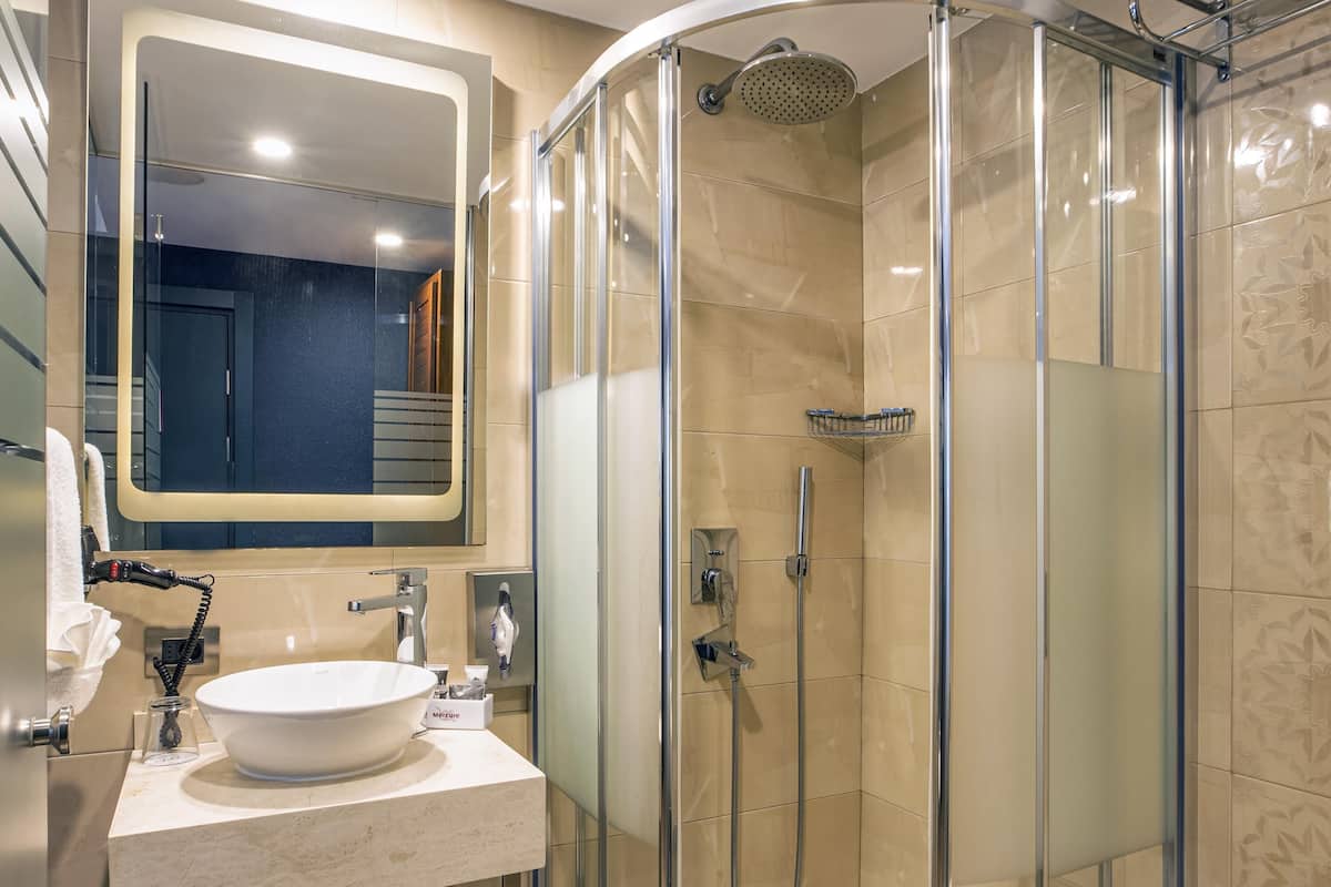Quarto clássico, 1 cama de solteiro | Cofres nos quartos, escrivaninha, espaço de trabalho para notebook