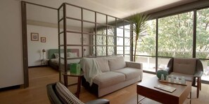 Apartment, Non Smoking | Ruang tamu | TV skrin rata 