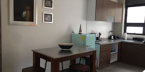 Apartamento, para não fumantes | Cozinha privada | Geladeira grande, micro-ondas, fogão, cooktop
