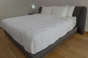 A neatly made bed with white bedding, a bedside lamp, and a wooden floor. - Stroll to Chapultepec by Mr.W (Mexico City)