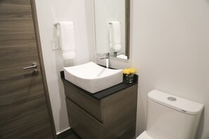 Apartment, Non Smoking | Bathroom