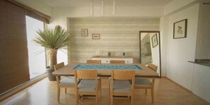 Apartment, Nichtraucher | Essbereich im Zimmer