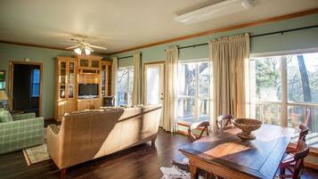 Room | Living room | 32-inch LCD TV with cable channels, TV