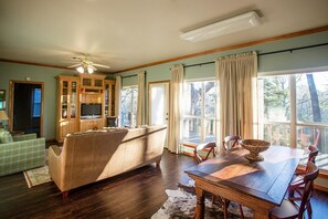 Zimmer | Wohnzimmer | 32-Zoll-LCD-Fernseher mit Kabelempfang, Fernseher